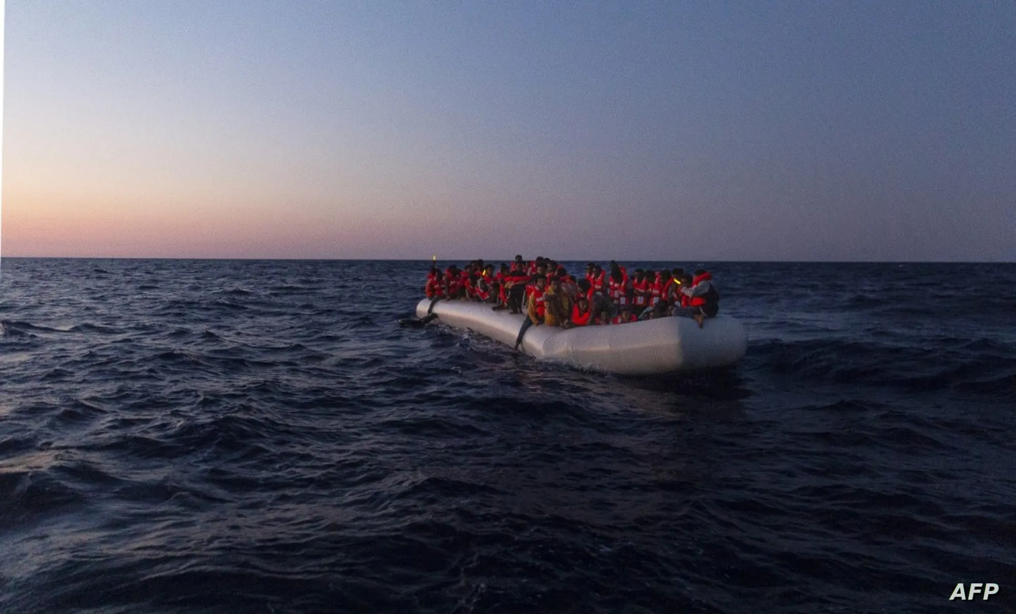 لاجئون سوريون يواجهون مصيراً مجهولاً في عرض البحر بعد خروجهم من لبنان باتجاه قبرص
