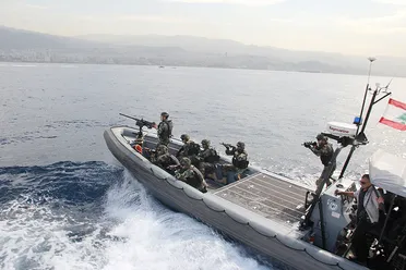 اعتقلتهم خلال محاولتهم الهجرة عبر البحر.. "البحرية اللبنانية" تُعلن تسليم 20 سوريا لنظام الأسد 