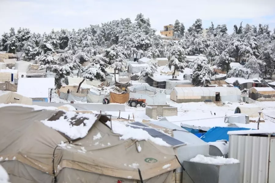 "الإنقاذ الدولية" آلاف النازحين يكافحون الشتاء للبقاء دافئين شمال غربي سوريا