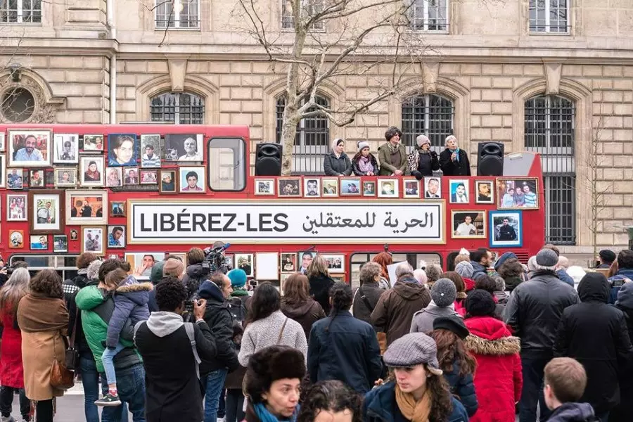 "عائلات من أجل الحرية" تدعوا لوقفة تضامنية مع المعتقلين في سجون الأسد في بروكسل