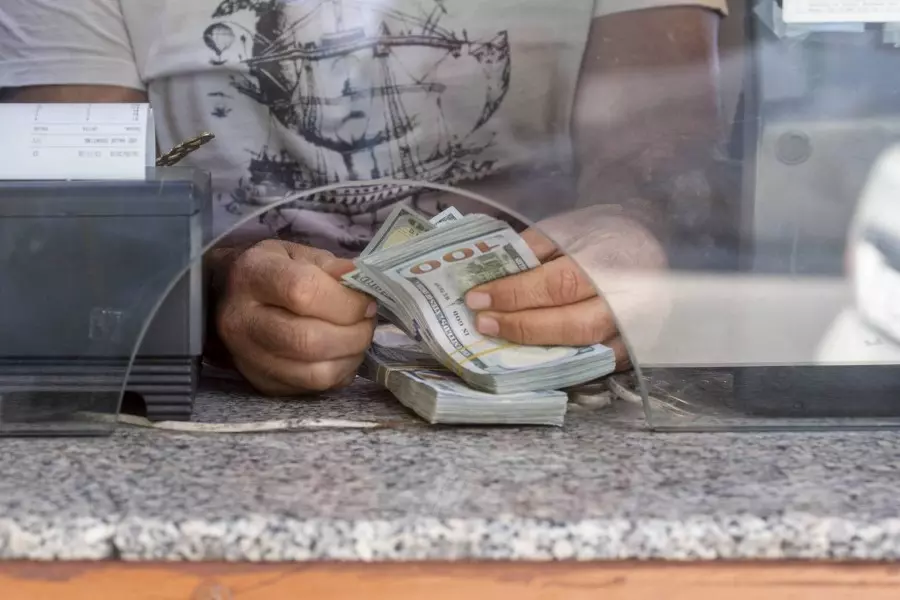 إنقطاع العملة الخضراء "$" من السوق اللبنانية.. والمتهم النظام السوري!!