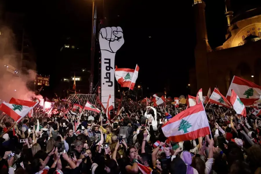 محتجون في لبنان يقطعون طرق وسط بيروت والجيش يتأهب