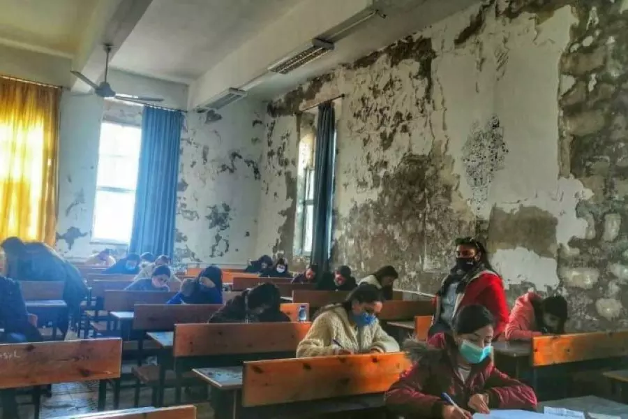 كيف برر رئيس جامعة "طرطوس" مشهد امتحان الطلاب بدخل قاعة متهالكة .. ؟!