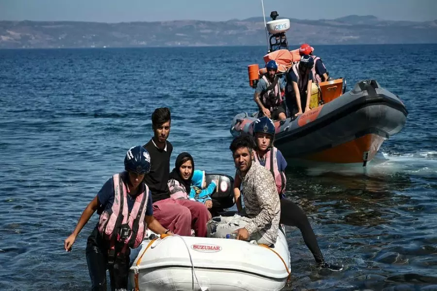 غرق قارب يقل مهاجرين قبالة اليونان و12 شخصاً بينهم سوريين من ضحاياه
