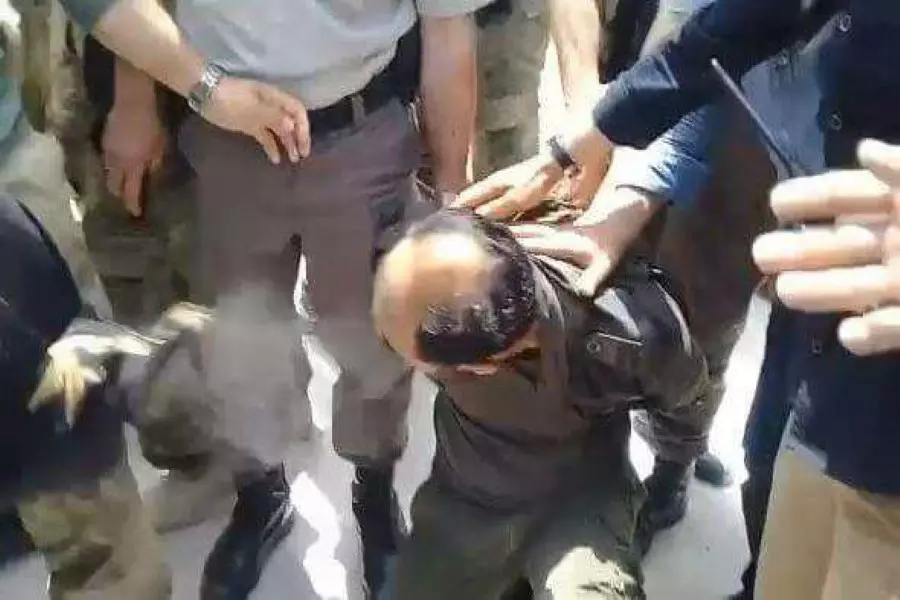 الجيش الحر يعتقل "اليابا" لتهدئة الغاضبين في الباب .. والمعتدى عليها تقتص منه أمام الجموع