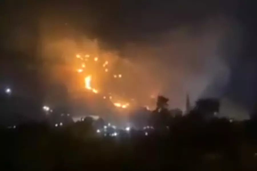 بأسباب مجهولة ... حريق هائل على سفح جبل قاسيون بدمشق