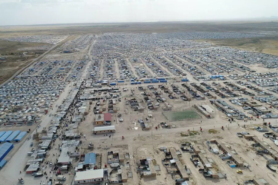 "الإدارة الذاتية" تسمح بخروج 200 سوري من مخيم الهول لمناطقهم بدير الزور