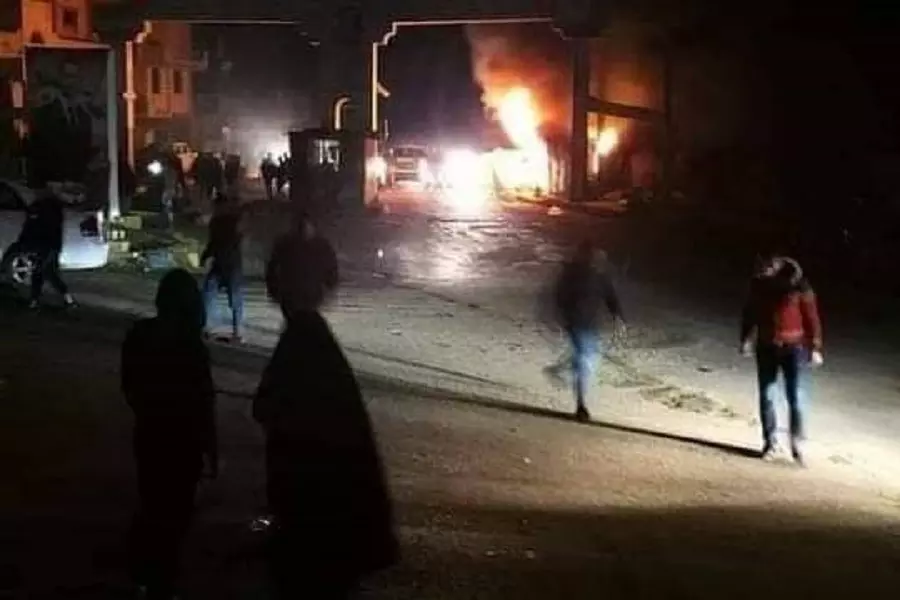 على خلفية قتل شاب على حاجز للفرقة الرابعة .. اشتباكات وتوتر أمني بريف حمص (فيديو)