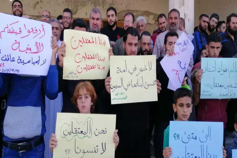 مظاهرات في درعا للمطالبة بالمعتقلين وإخراج المشيليشيات الشيعية