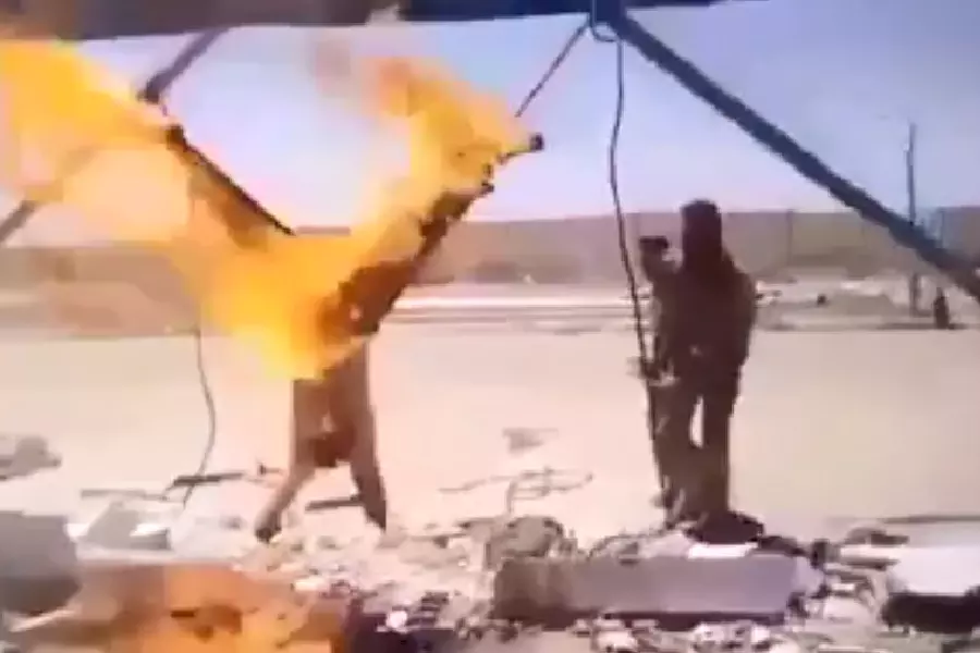 قتلة ومجرمون.. فيديو لجنود روس يحرقون جثة في سوريا