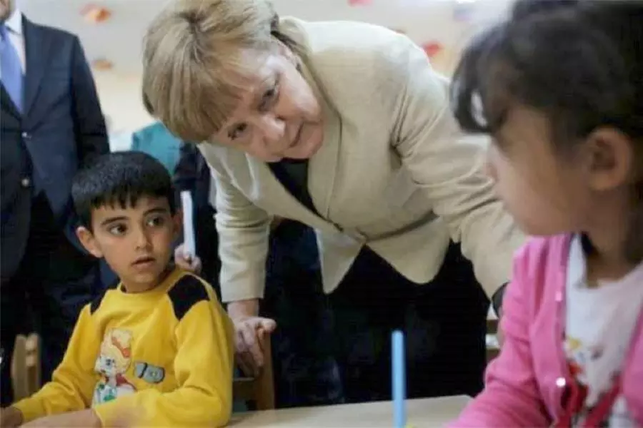 ميركل والدفاع عن قرار استقبال اللاجئين في ألمانيا