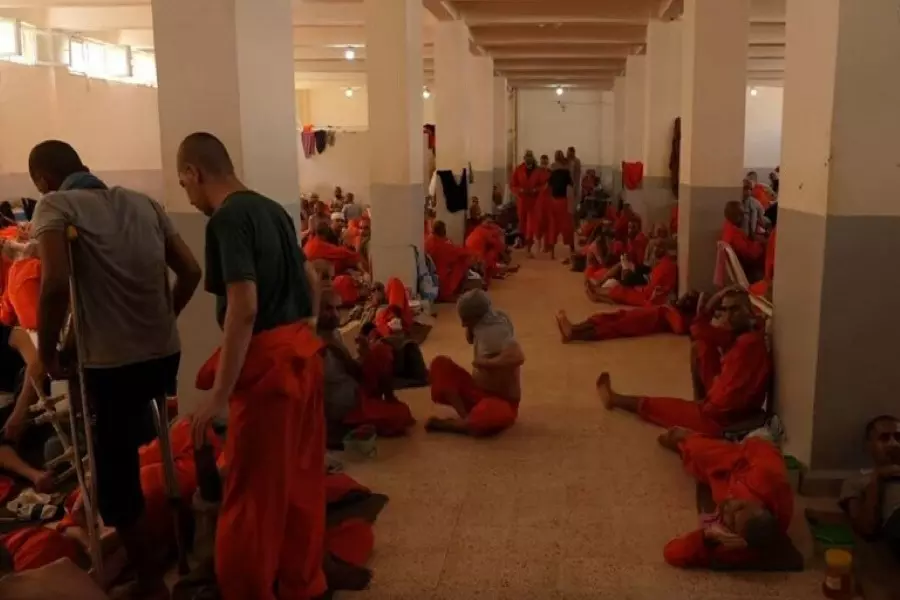 قناة بريطانية تنشر تقريراً من داخل سجن يحوي 5 آلاف عنصر من داعش شرق سوريا