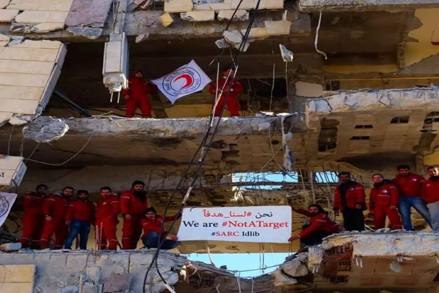 الهلال الأحمر يؤكد من على أنقاض مبنى الكارلتون إنسانية وصفاء غاياته