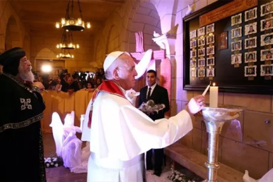 البابا فرنسيس يضيء شمعة في الفاتيكان من أجل أطفال سوريا