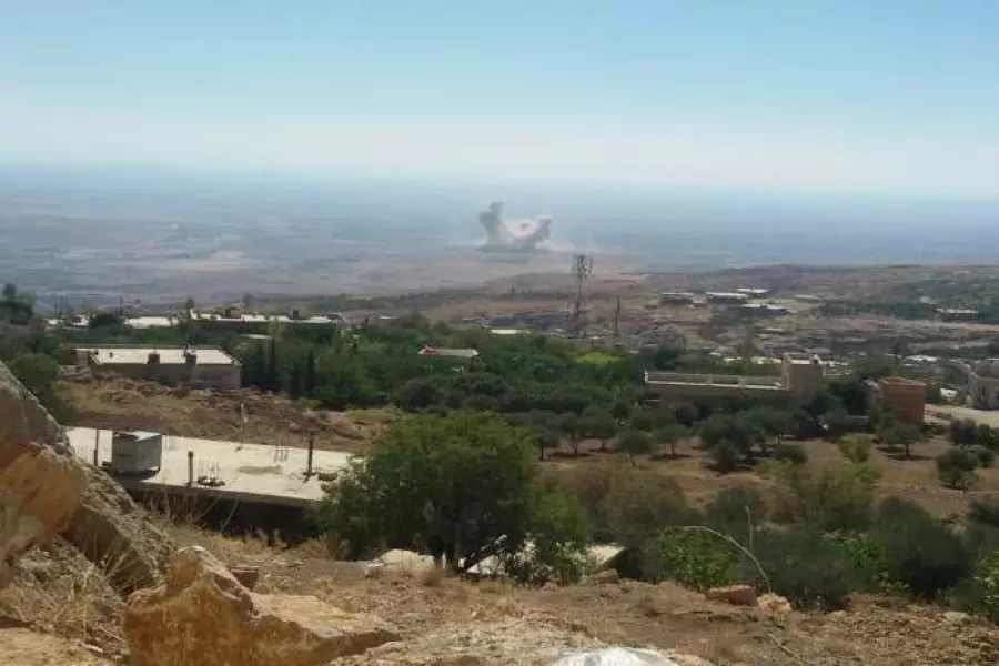 نظام الأسد يواصل قصفه الجوي والصاروخي على قرية "مزرعة بيت جن" ومحيطها