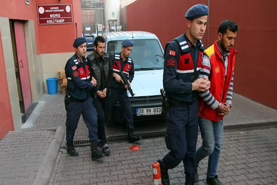 السلطات التركية توقف سوريين اثنين بتهمة الانتماء لـ "داعش"