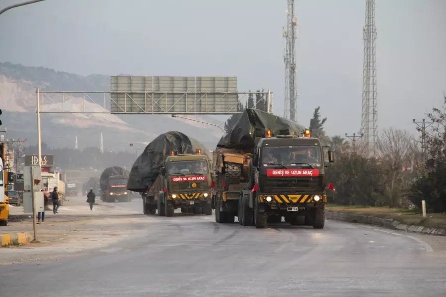الجيش التركي يدفع بتعزيزات عسكرية جديدة لحدوده مع سوريا