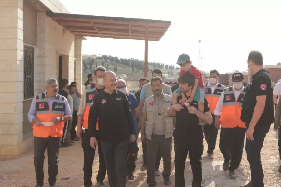 وزير الداخلية التركي يزور أحد مخيمات النازحين بريف إدلب