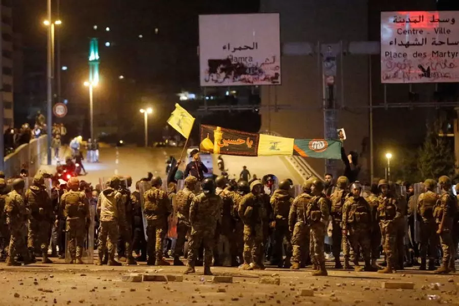 شبيحة "حزب الله وحركة أمل" يكررون مهاجمة المتظاهرين وسط بيروت