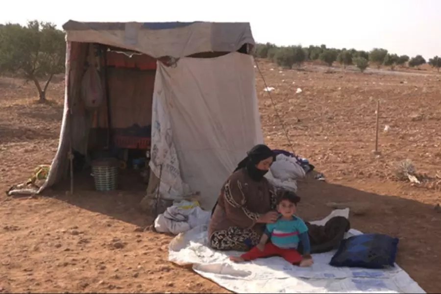 قاطني المخيمات يبدؤون مرحلة جديدة مع المعاناة .. وآلاف العائلات النازحة حديثاً بدون مأوى بريفي إدلب وحلب