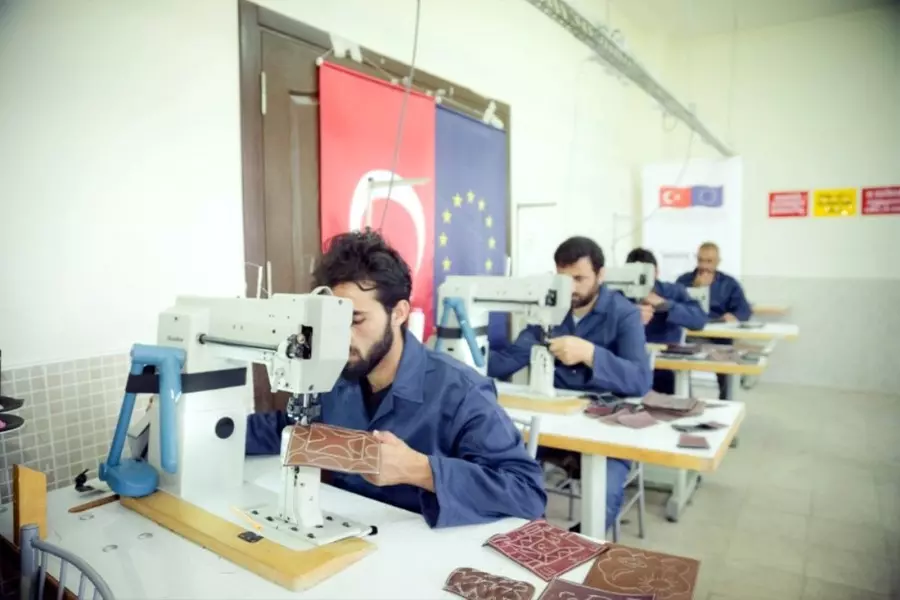 جامعة "قره طاي" التركية توفر فرص عمل أمام عشرات اللاجئين السوريين