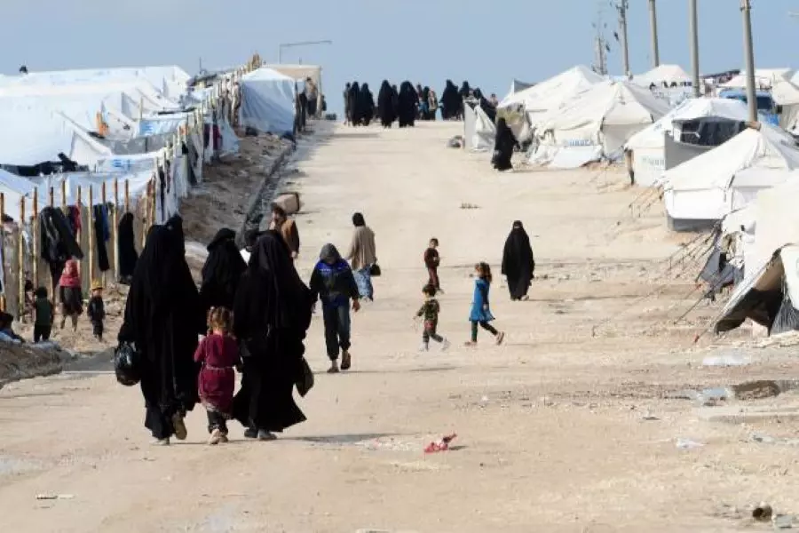 800 امرأة وطفل يغادرون مخيم الهول باتجاه ريف الرقة