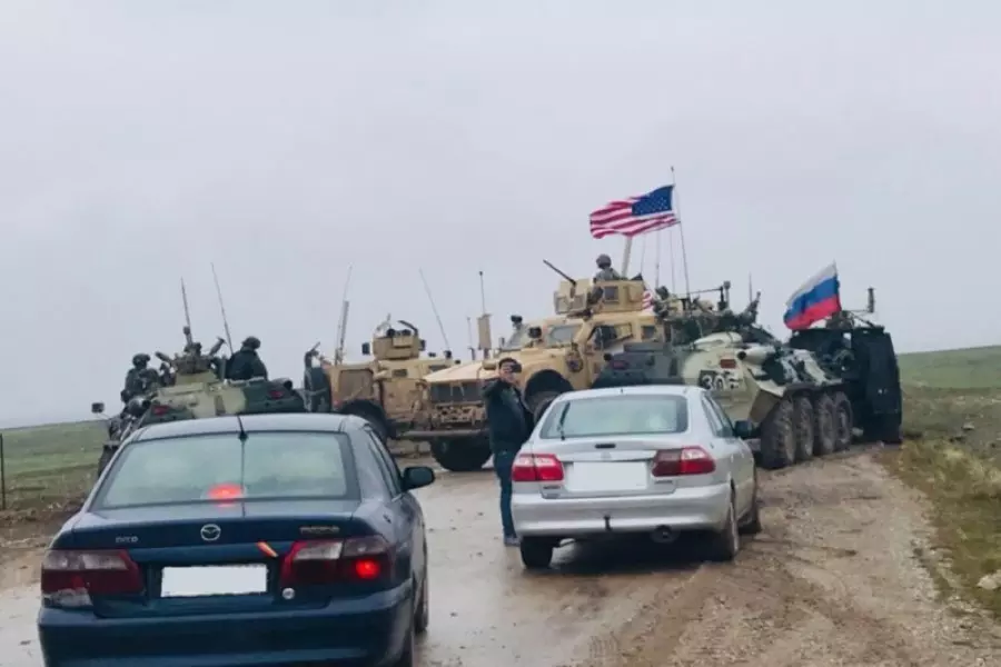 القوات الأمريكية تعيق تقدم القوات الروسية على طريق "إم 4" مجددا