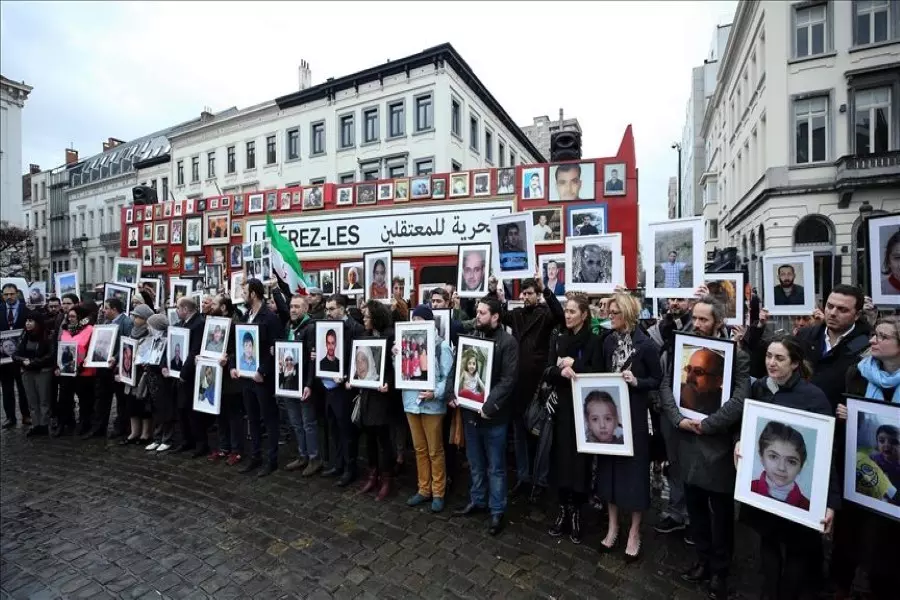 عشرات الأشخاص يتظاهرون أمام البرلمان الأوروبي للمطالبة بالحرية والعدالة للمعتقلين في سجون الأسد