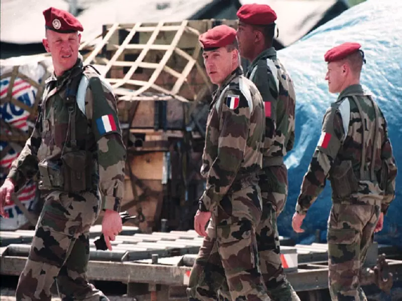فرنسا تتحضر لإرسال 40 ضابطاً.. لمواجهة تنظيم الدولة