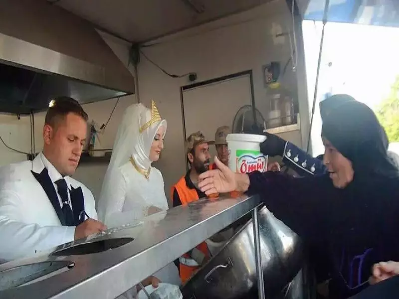 عروسان تركيان يقدمان طعام لأربعة آلاف لاجئ سوري بدلاً من حفل الزفاف