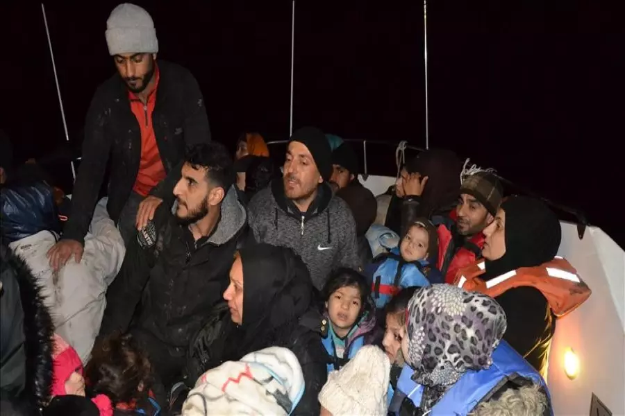 بينهم سوريين.. خفر السواحل التركي ينقذ 121 طالب لجوء طردتهم اليونان