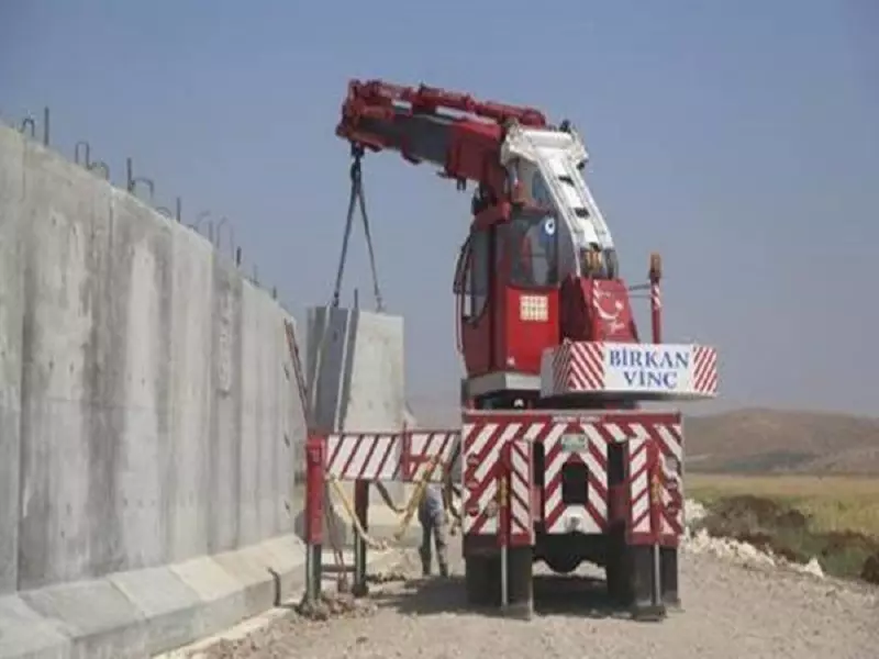 تركيا تتابع بناء جدار عازل على الحدود السورية