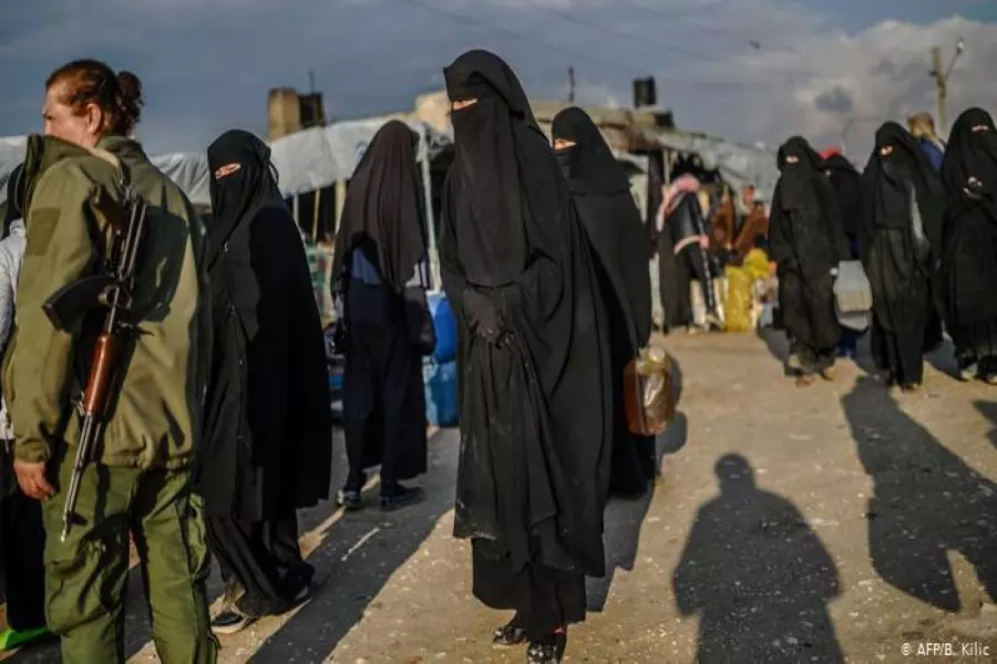 عناصر "بي واي دي" يواصلون تحرشهم بالنساء في مخيم الهول شرقي الحسكة