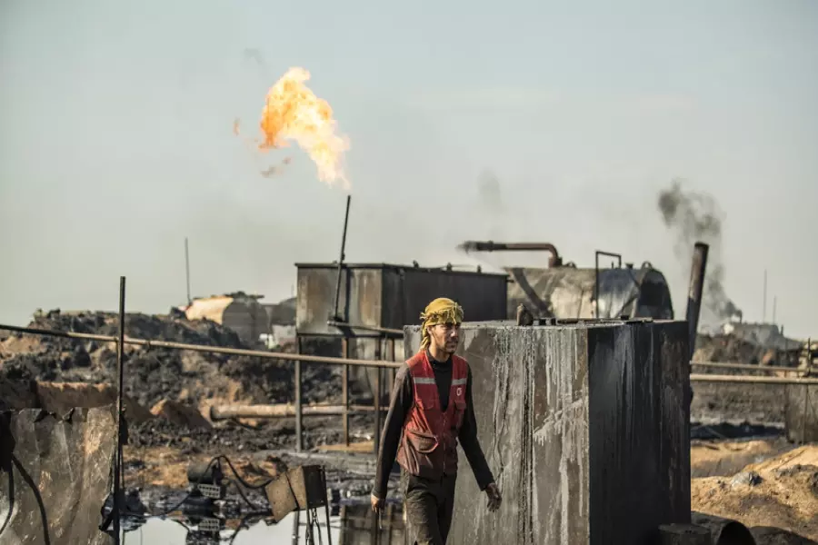 الغارديان تحذر من مخاطر انتشار مصافي النفط البدائية على صحة المدنيين بسوريا