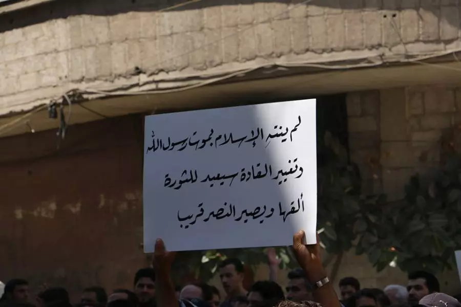 الغوطة الشرقية ... مظاهرات ولافتات للمطالبة بتشكيل جيش واحد ونصرة لداريا وحلب وإدلب