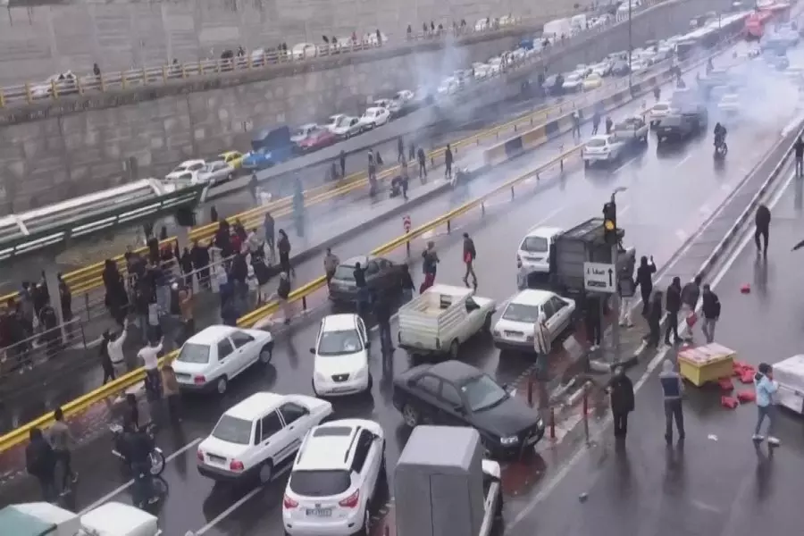 متظاهرون إيرانيون "اتركوا سوريا وفكروا في حالنا".. وخامنئي يصفهم بـ"قطاع الطرق"