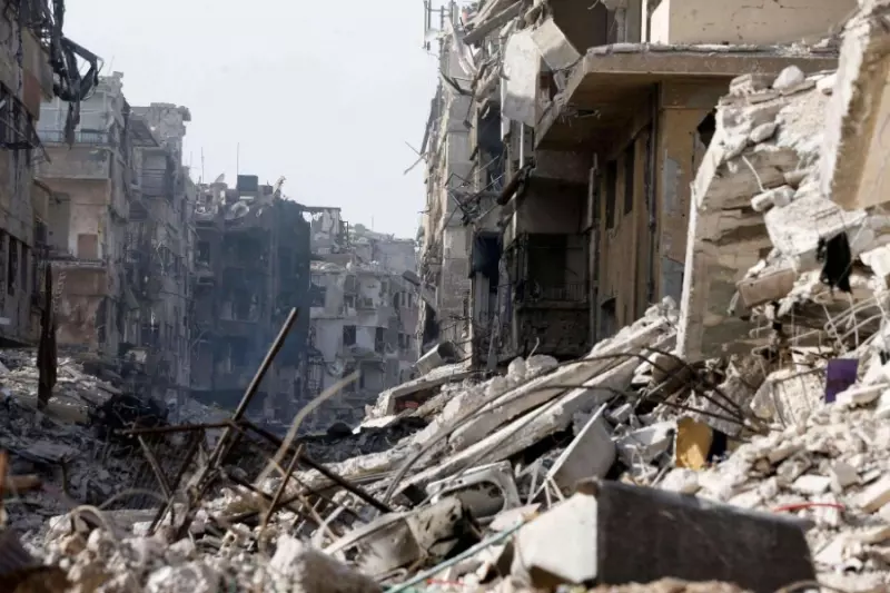 النظام يواصل منع قاطني مخيم اليرموك من العودة لمنازلهم ويشترط موافقة أمنية