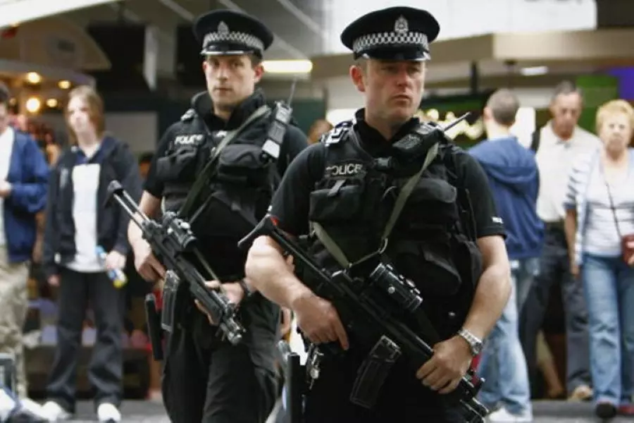 شرطة لندن تستجوب رجل وامرأة اعتقلا للاشتباه بارتكابهما جرائم بسوريا