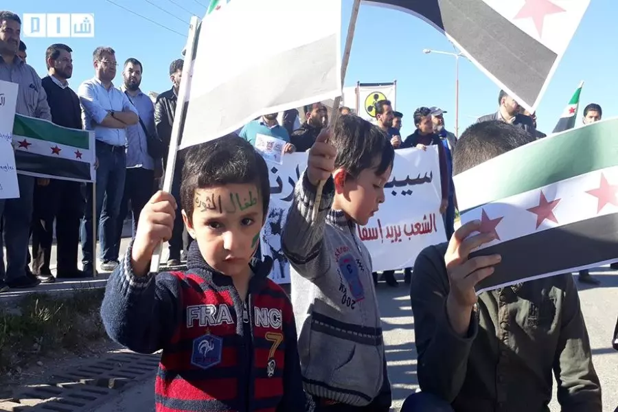 فعاليات وذوي ضحايا مجزرة خان شيخون ينظمون وقفة احتجاجية في الذكرى الأولى للمجزرة في خان شيخون بإدلب