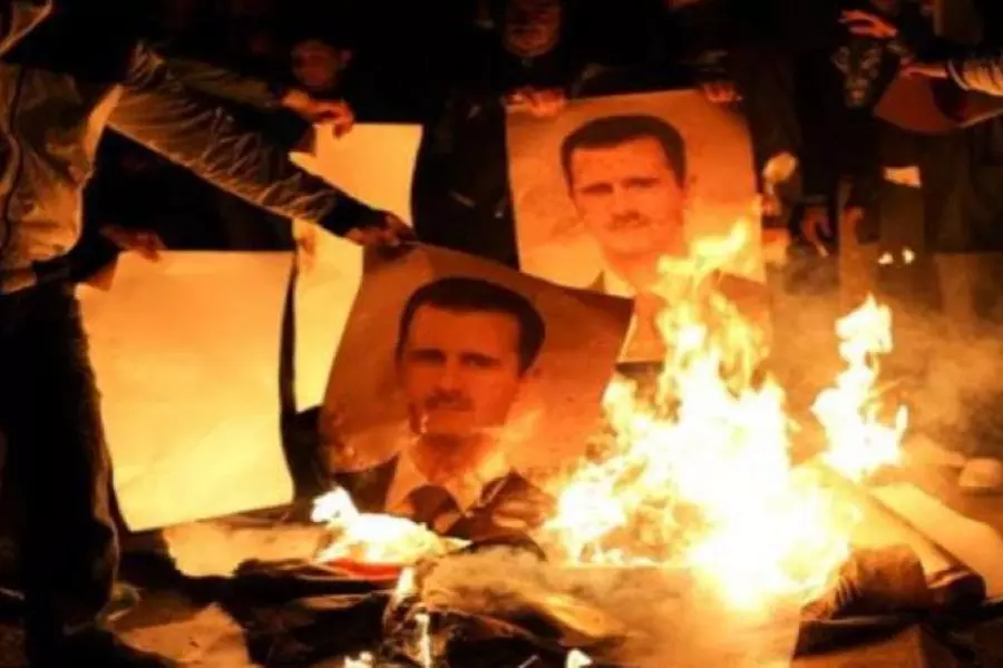 إحراق صورة للإرهابي "بشار" وكتابات مناهضة لنظامه بريف دمشق