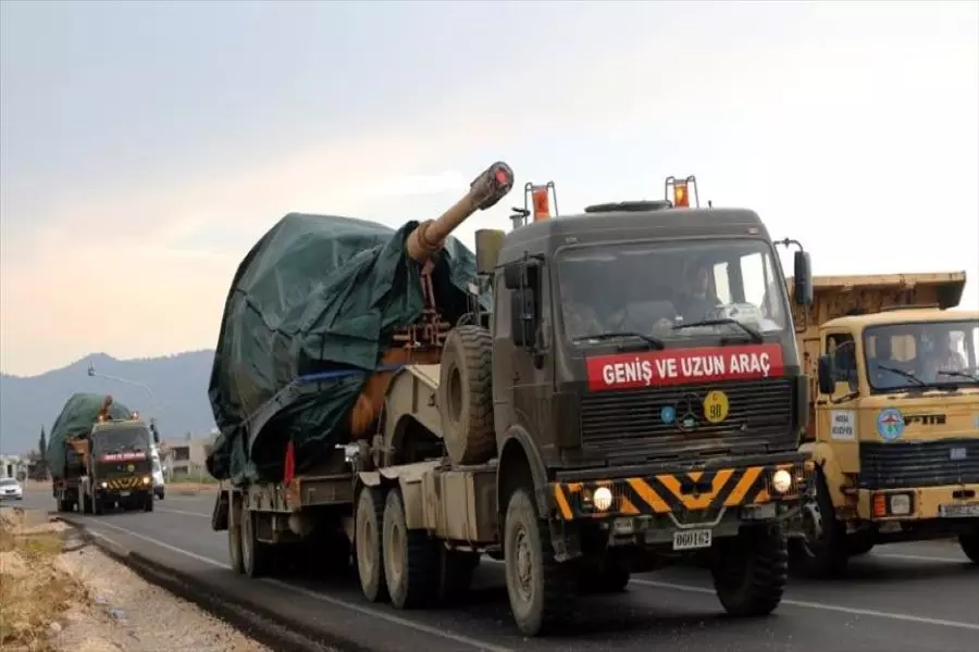 الجيش التركي يواصل إرسال المدافع والدبابات وناقلات الجند إلى الحدود مع سوريا