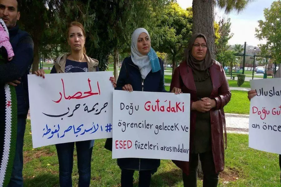 نشطاء سوريون ينظمون وقفة احتجاجية نصرة للغوطة الشرقية في غازي عينتاب التركية