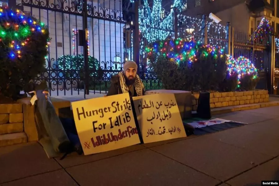 سوري يعلن الإضراب عن الطعام ويعتصم أمام السفارة الروسية بواشنطن لأجل إدلب