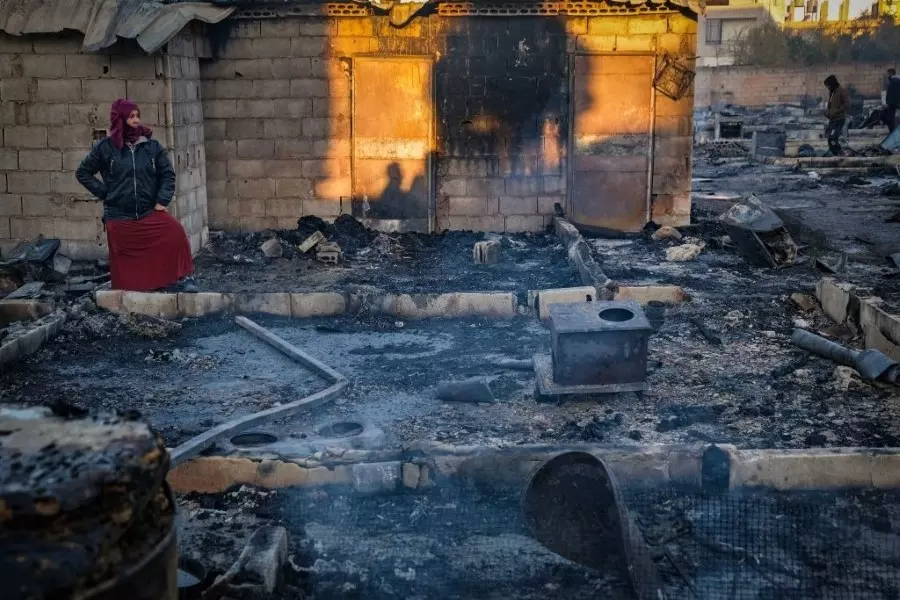 لبنان: توقيف 6 سوريين ولبنانيين على خلفية إحراق مخيم النازحين بالمنية