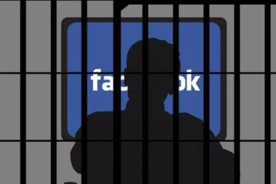بتهم "إضعاف القومية والنيل من هيبة الأمة" .. النظام يهدد متابعي مواقع التواصل بالسجن والغرامات