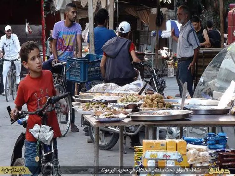 تنظيم الدولة يتباهى بوفرة المواد الغذائية والأجواء الرمضانة في مخيم اليرموك (صور)