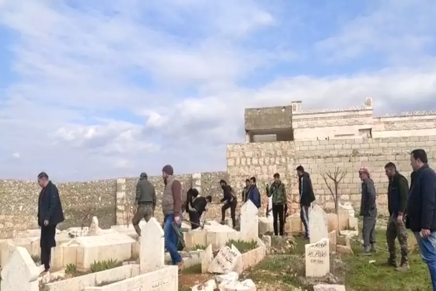 بعد احتلالها بساعات ... شبيحة الأسد تنبش مقبرة الشهداء في بلدة حيان شمال حلب