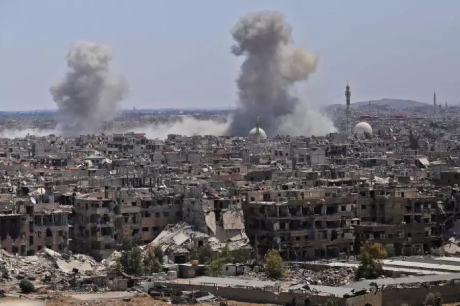 الطيران الحربي يقصف ملجأً يتحصن فيه أطفال ونساء في مخيم اليرموك ويوقِع شهداء وجرحى