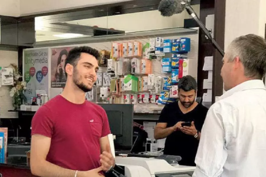 مركزين على فرق الثقافات.. شباب سوريون يخترقون الإعلام الألماني من نافذة الكوميديا