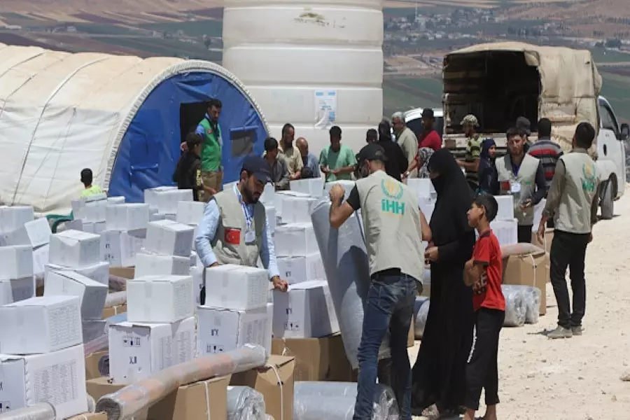 هيئة الإغاثة التركية تقيم مخيما للنازحين من قصف الأسد شمال سوريا